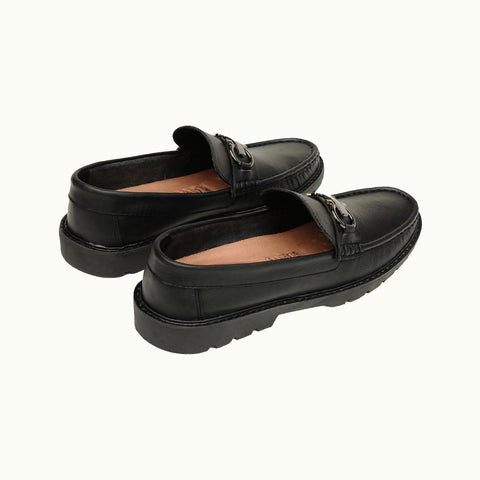 Mocasín negro hombre cuero premium vista lateral derecha